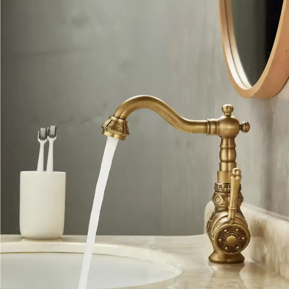 Single-Handle Kitchen Faucet Pull-Out Spray 360° Swivel Solid Brass
