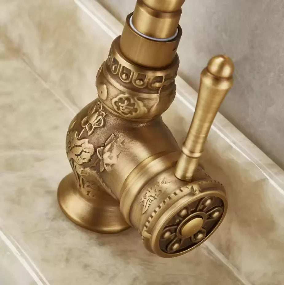 Single-Handle Kitchen Faucet Pull-Out Spray 360° Swivel Solid Brass
