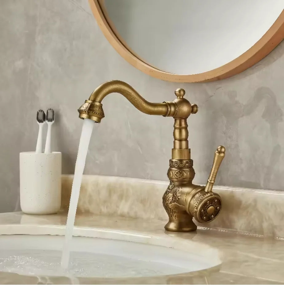Single-Handle Kitchen Faucet Pull-Out Spray 360° Swivel Solid Brass